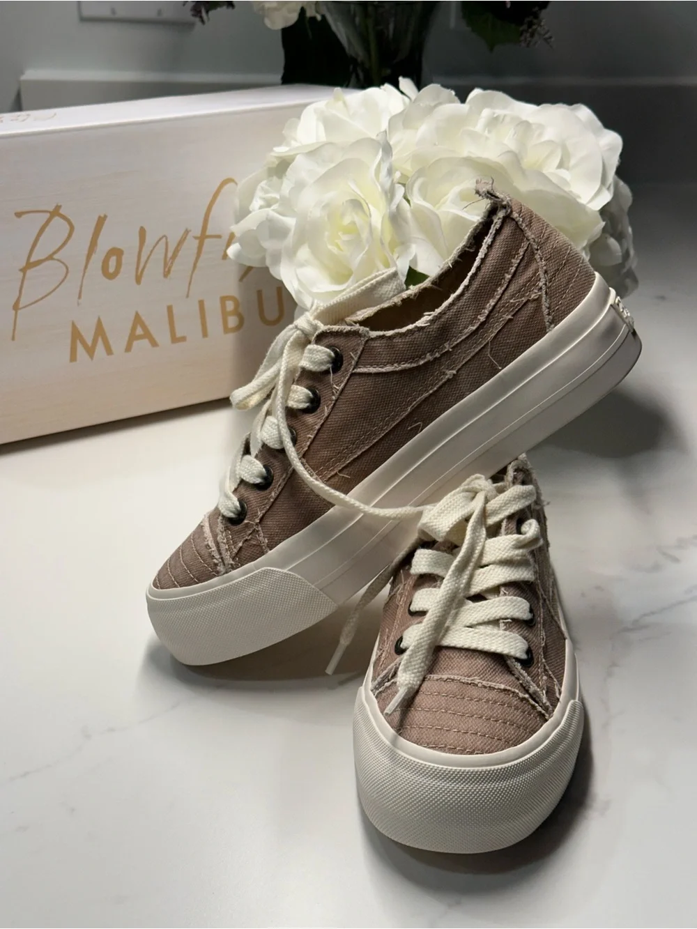 Blowfish Malibu Taupe Canvas Low-Top Sneakers size 8M Women’s